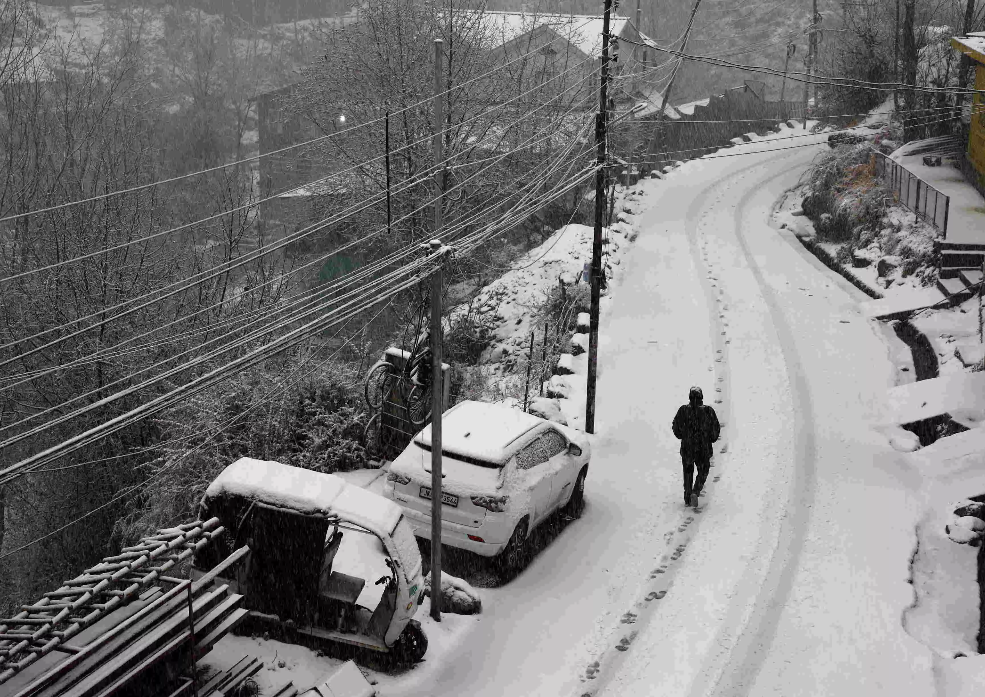 Fresh snowfall in Jammu’s higher reaches; rains bring relief from long dry spell in plains Fresh snowfall in Jammu’s higher reaches; rains bring relief from long dry spell in plains