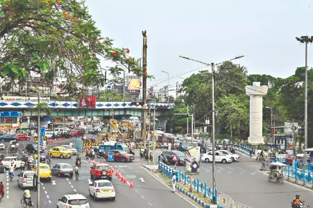 Trial traffic diversion on EM Bypass for Chingrihata Metro work Trial traffic diversion on EM Bypass for Chingrihata Metro work