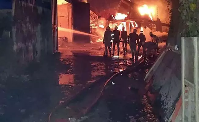 8 dead in fire at 2 warehouses in Bengal’s South 24 Parganas; flames still rage, rescue ops underway 8 dead in fire at 2 warehouses in Bengal’s South 24 Parganas; flames still rage, rescue ops underway