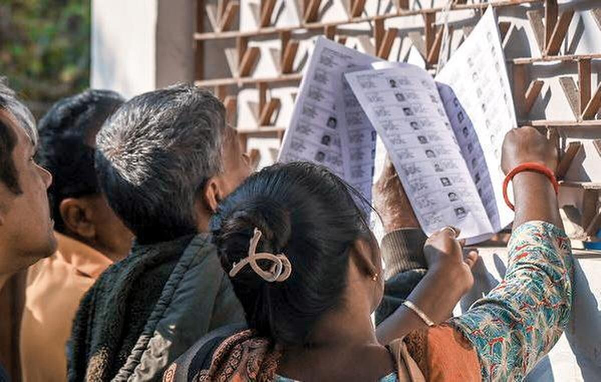 Protest erupts at SIR hearing centre in North 24 Parganas over alleged attempts to remove names of living voters.