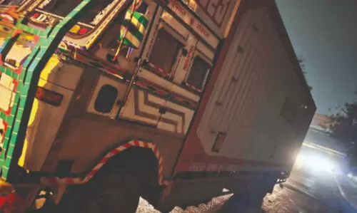 DU student killed, friend critical as truck hits scooty on Mathura Road DU student killed, friend critical as truck hits scooty on Mathura Road