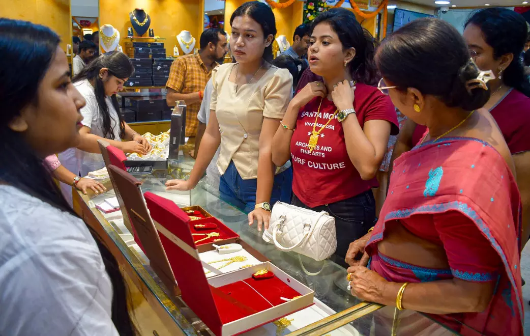 Silver, gold prices decline up to 2 pc on muted demand, weak global cues Silver, gold prices decline up to 2 pc on muted demand, weak global cues