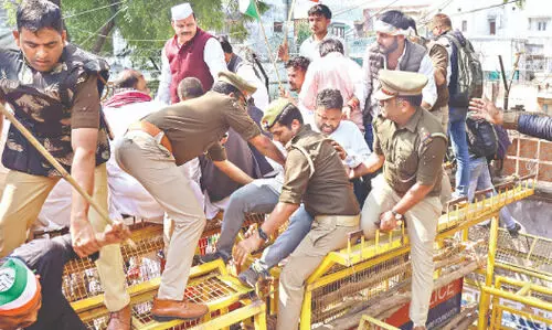 Congress workers clash with police during Assembly gherao in Lucknow