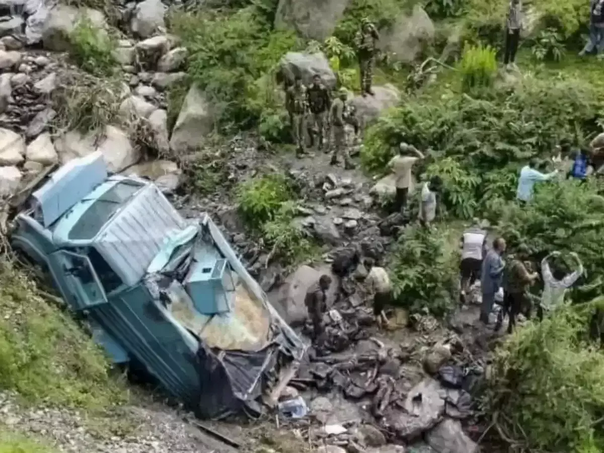 7 CRPF personnel injured as vehicle falls into river near Srinagar 7 CRPF personnel injured as vehicle falls into river near Srinagar