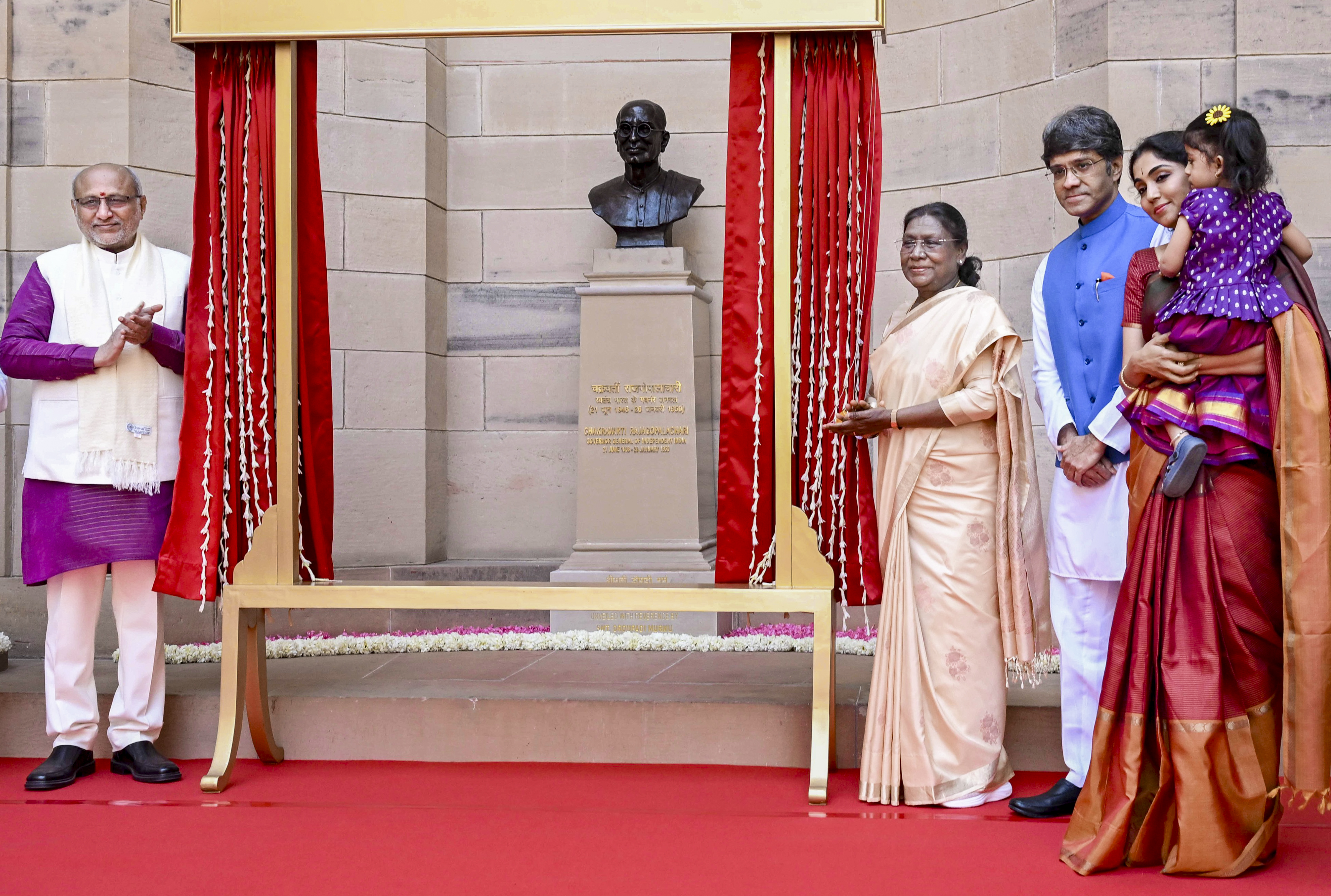 Prez unveils bust of first Indian Governor General at Rashtrapati Bhavan