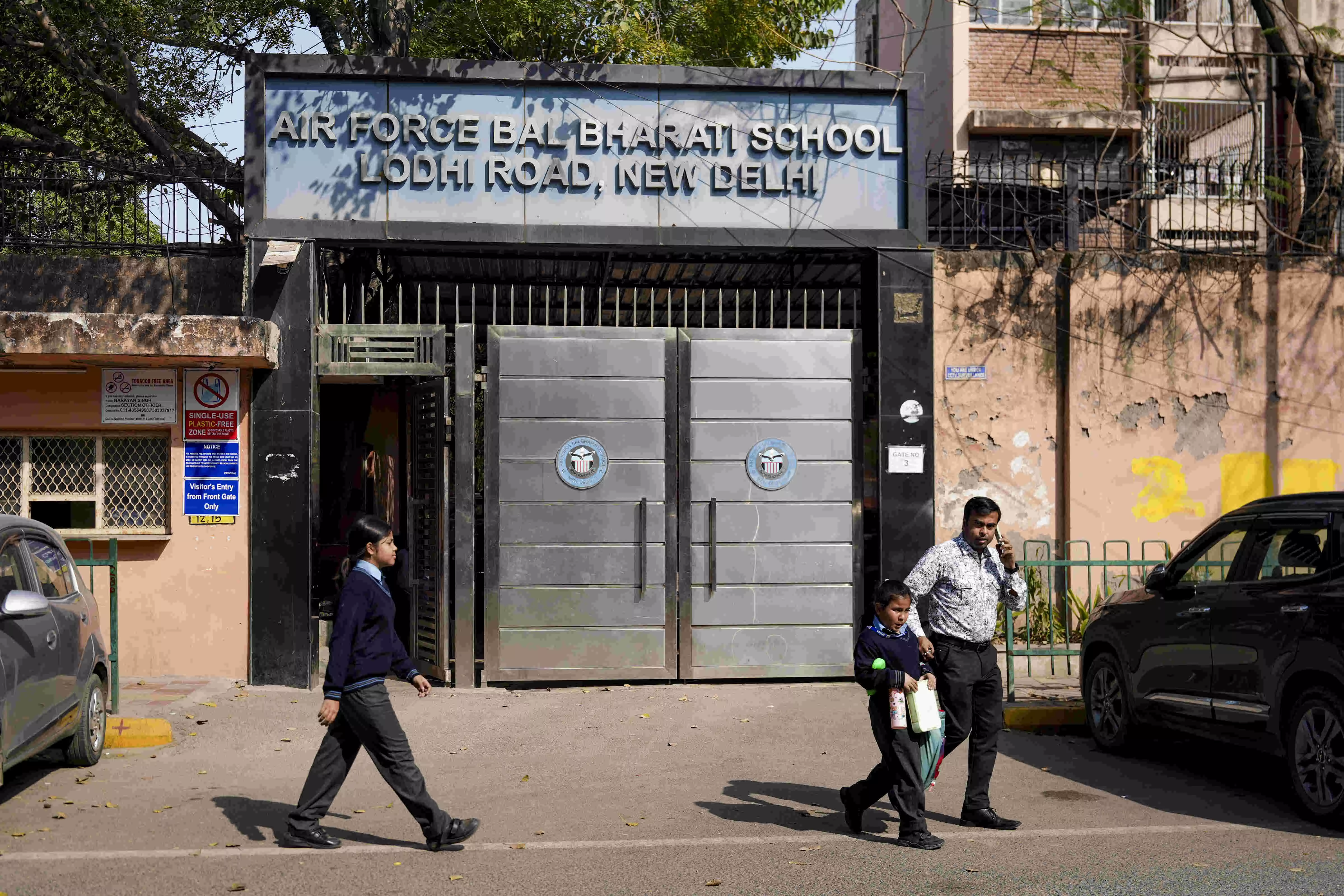 Bomb threats to Delhi Secretariat, Assembly, Red Fort and two schools turn out to be hoax Bomb threats to Delhi Secretariat, Assembly, Red Fort and two schools turn out to be hoax