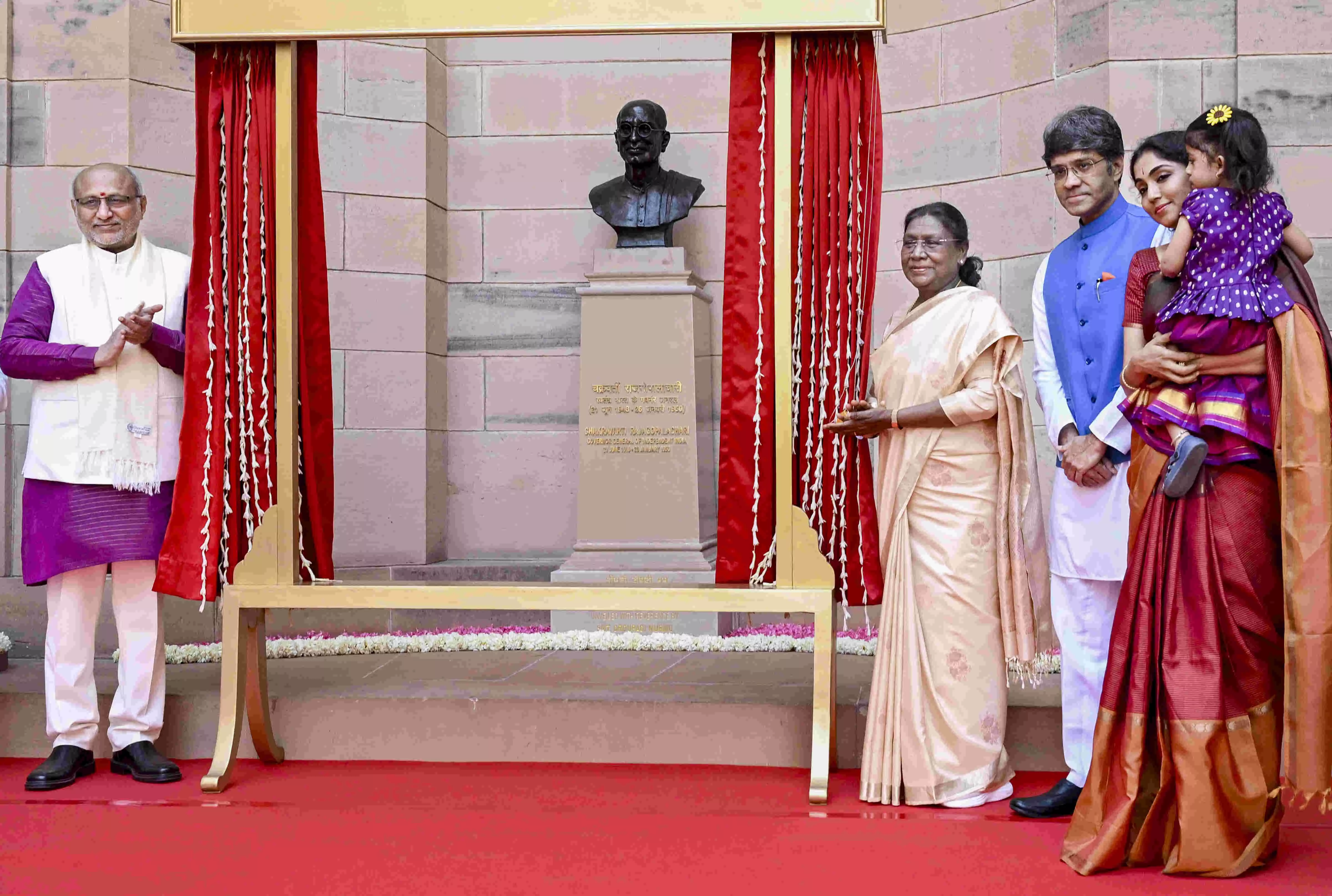 Prez unveils bust of first Indian Governor General at Rashtrapati Bhavan Prez unveils bust of first Indian Governor General at Rashtrapati Bhavan