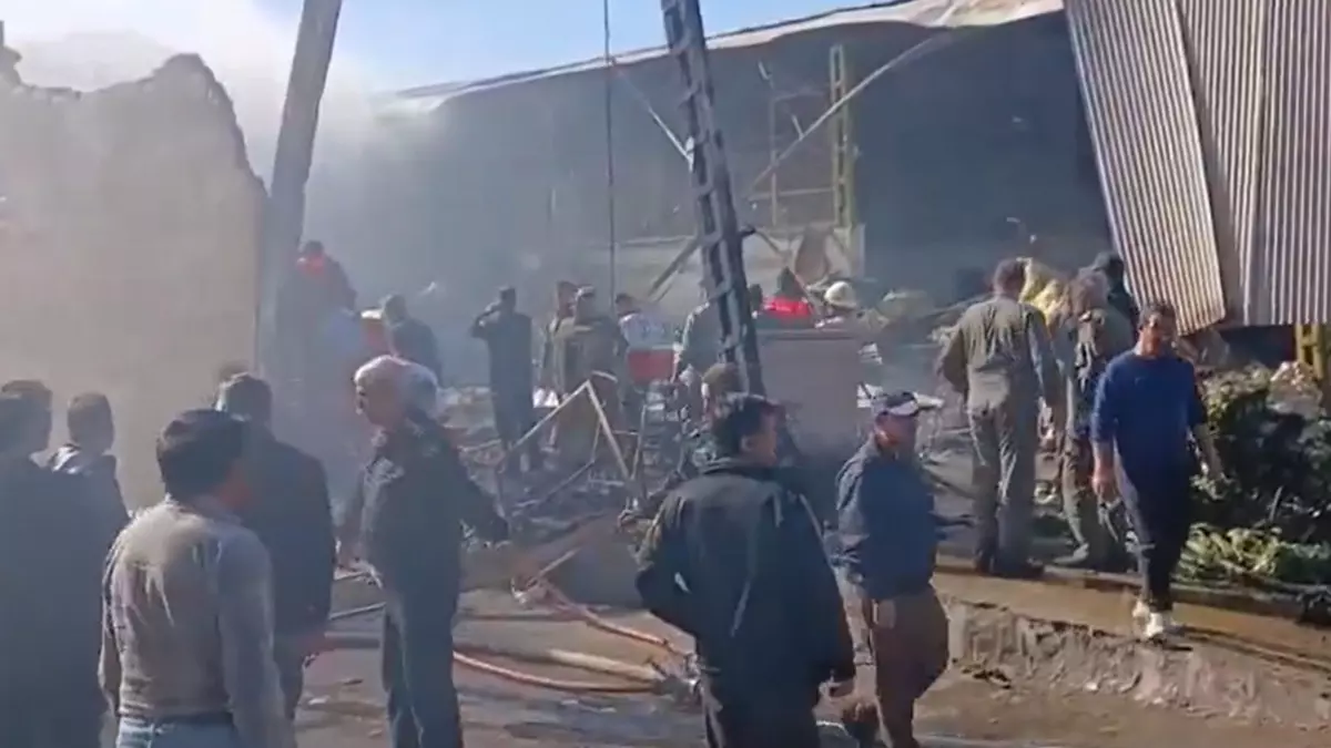 Iran military helicopter crashes into central fruit and vegetable market, reportedly killing 4 Iran military helicopter crashes into central fruit and vegetable market, reportedly killing 4