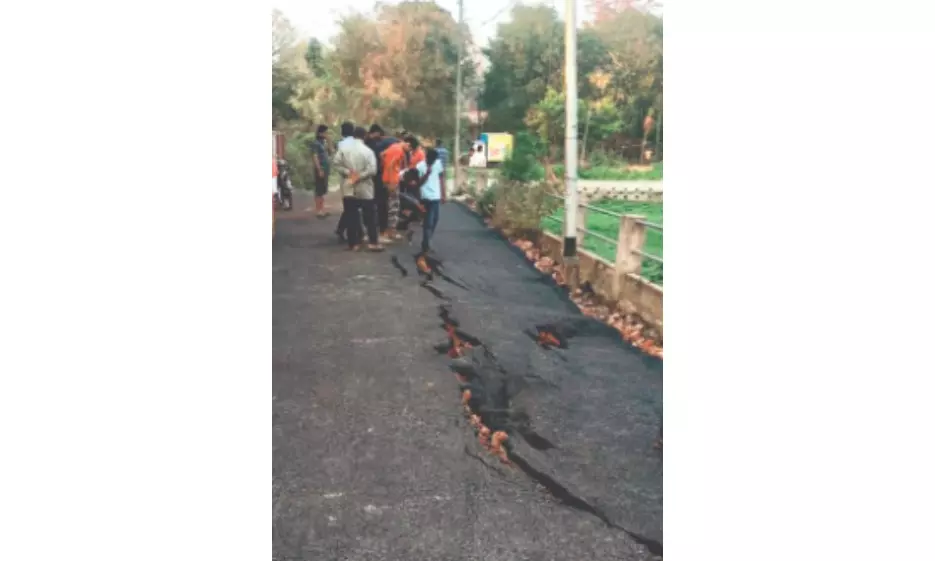 KMC officials inspect Behala’s quake-cracked road before restoration KMC officials inspect Behala’s quake-cracked road before restoration