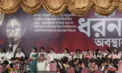 Mamata continues sit-in for second successive day over Bengal voter roll deletions