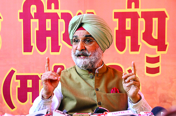 L-G Sandhu recalls old times during visit to Moti Bagh gurdwara