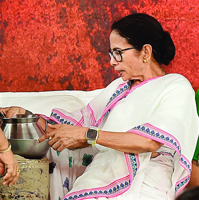 Mamata cooks on stove at dharna, leads LPG price hike protest Mamata cooks on stove at dharna, leads LPG price hike protest