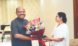 Mamata meets ex-Bengal Guv Bose, calls resignation ‘politically motivated’