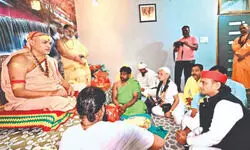 Akhilesh seeks blessings from Shankaracharya, slams ‘fake saints’