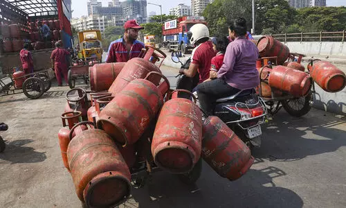 LPG availability issues hit street vendors in Delhi; livelihoods affected as black market thrives