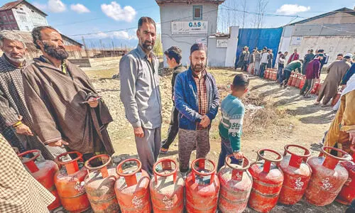 Centre assures ample LPG supply, yet rush continues