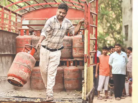 LPG shortage persists in UP LPG shortage persists in UP