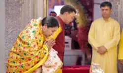 CM Rekha offers prayers as Chaitra Navratri begins