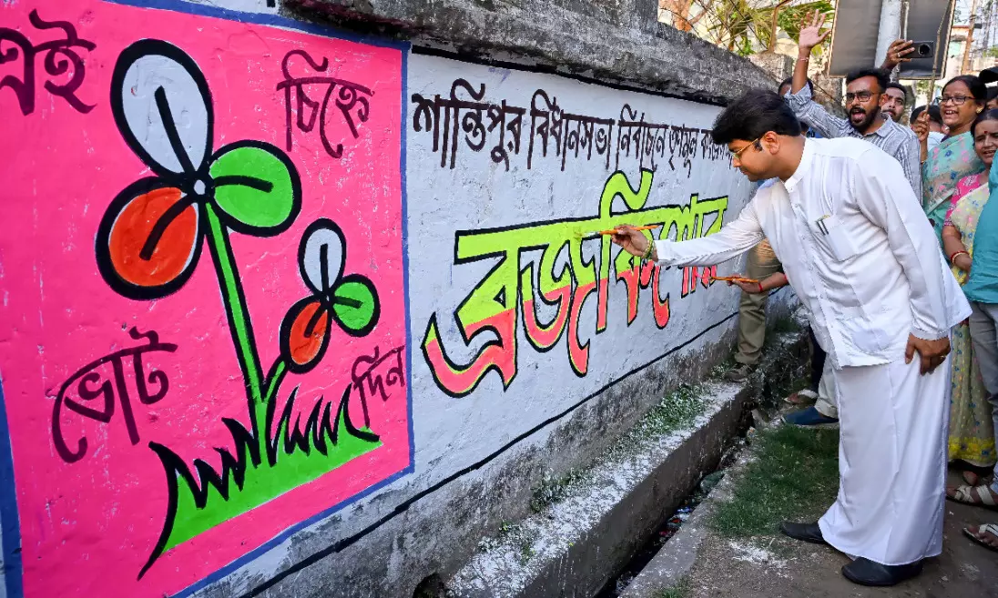 TMC makes 10 pledges in poll manifesto: Duare Chikitsa camps, Rs 500 hike in Lakshmir Bhandar TMC makes 10 pledges in poll manifesto: Duare Chikitsa camps, Rs 500 hike in Lakshmir Bhandar