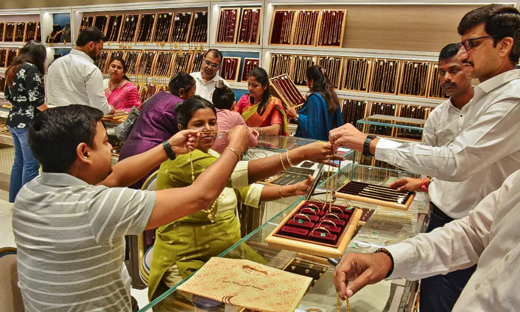 Silver rebounds Rs 1,800/kg, gold eases Rs 650/10g in Delhi Silver rebounds Rs 1,800/kg, gold eases Rs 650/10g in Delhi