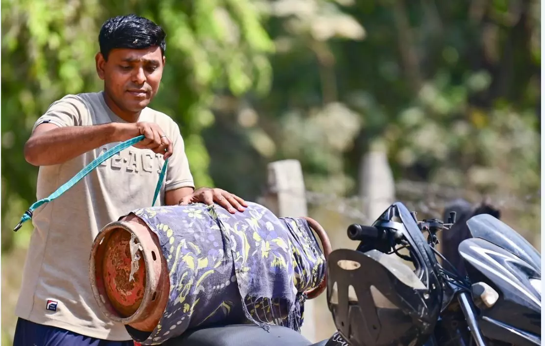 LPG hoarders nabbed with 74 cylinders in Delhis Mahipalpur LPG hoarders nabbed with 74 cylinders in Delhis Mahipalpur