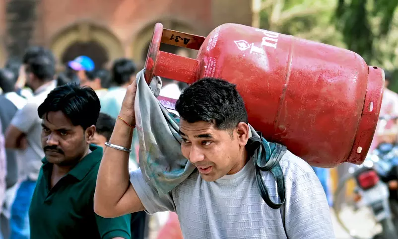 LPG hoarders nabbed with 74 cylinders in Delhis Mahipalpur LPG hoarders nabbed with 74 cylinders in Delhis Mahipalpur