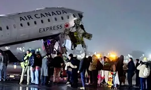 Both pilots dead after plane, truck collide at New Yorks LaGuardia airport Both pilots dead after plane, truck collide at New Yorks LaGuardia airport