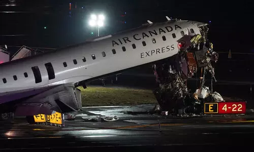 Both pilots dead after plane, truck collide at New Yorks LaGuardia airport Both pilots dead after plane, truck collide at New Yorks LaGuardia airport