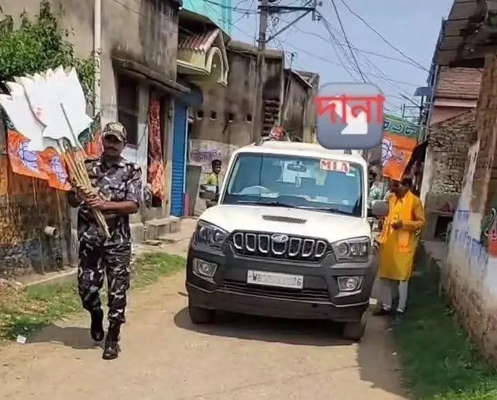 Viral video shows ‘Central Force jawan aiding BJP campaign’ Viral video shows ‘Central Force jawan aiding BJP campaign’