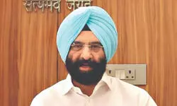 LPG war: Govt denies crunch, AAP cries crisis