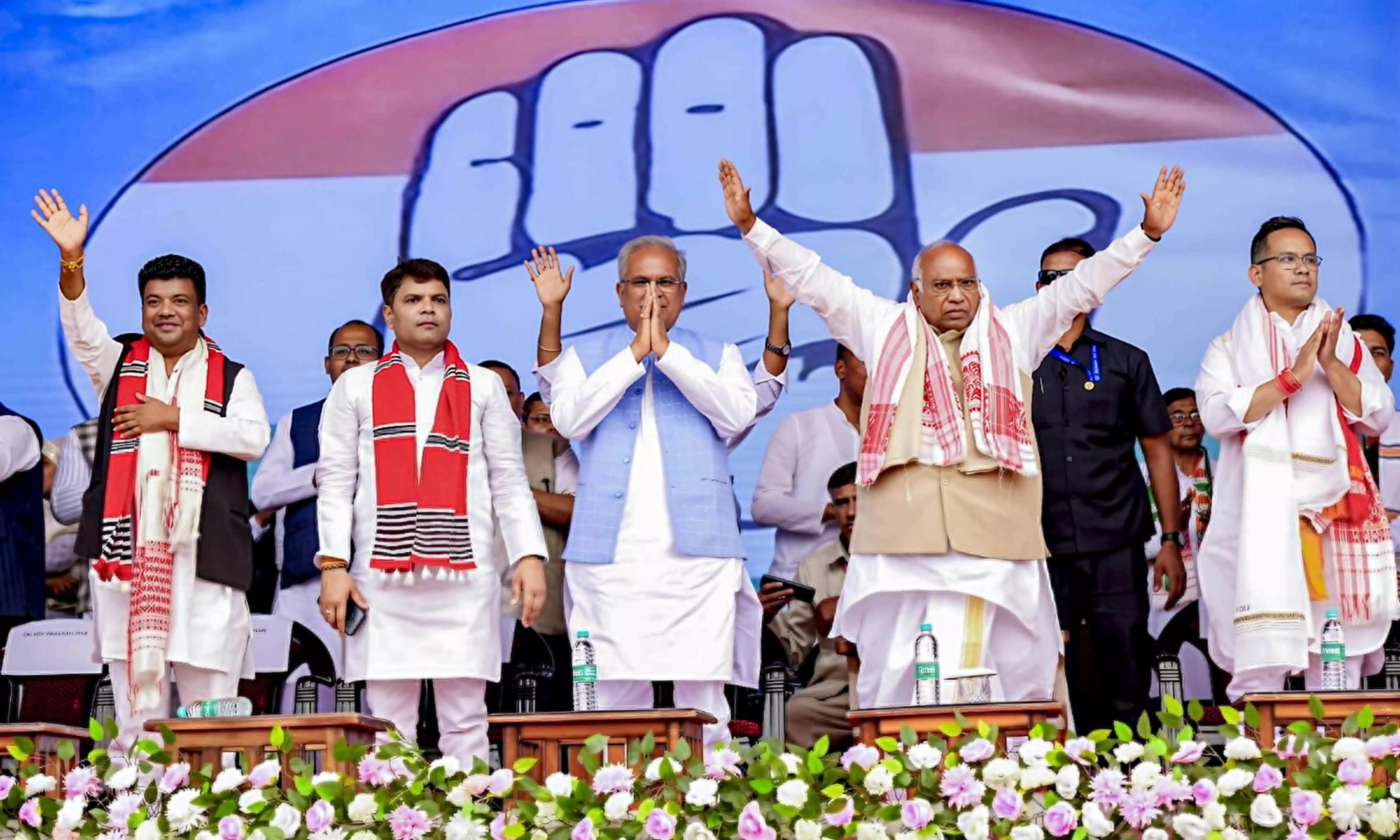 Kharge announces Congs 5 guarantees for Assam; pledges monthly cash transfer to women Kharge announces Congs 5 guarantees for Assam; pledges monthly cash transfer to women