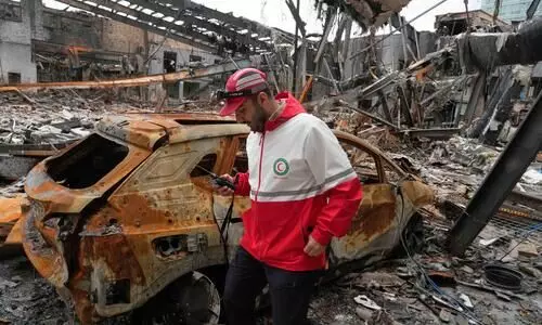 Airstrikes on Iran kill over 25 as Trumps deadline to open Strait of Hormuz looms Airstrikes on Iran kill over 25 as Trumps deadline to open Strait of Hormuz looms