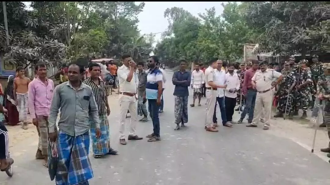 Road blockade in Kaliyaganj after names deleted from voter list Road blockade in Kaliyaganj after names deleted from voter list