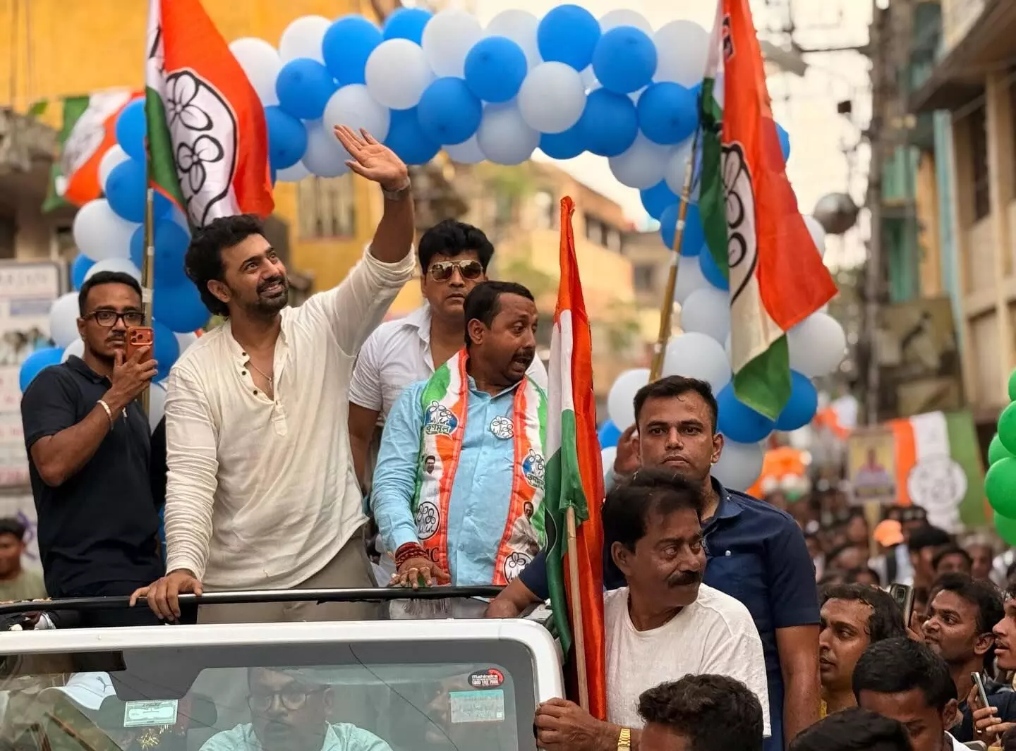 Teenagers to elderly, Dev’s star power lights up Bengal Assembly polls Teenagers to elderly, Dev’s star power lights up Bengal Assembly polls