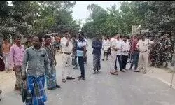 Road blockade in Kaliyaganj after names deleted from voter list