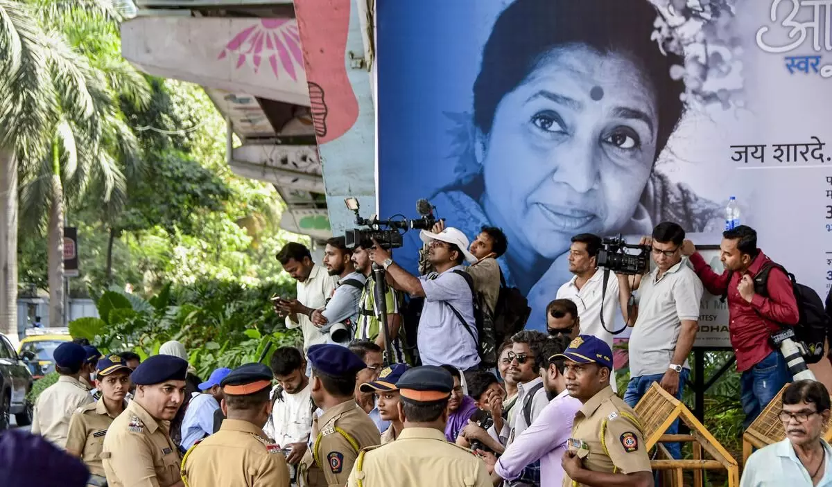 Sombre farewell: Asha Parekh, Sachin Tendulkar, Tabu pay homage to Asha Bhosle Sombre farewell: Asha Parekh, Sachin Tendulkar, Tabu pay homage to Asha Bhosle