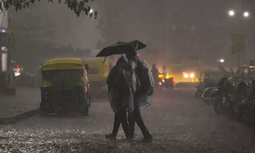 Delhis night temperatures drop further, light rain possible in evening Delhis night temperatures drop further, light rain possible in evening