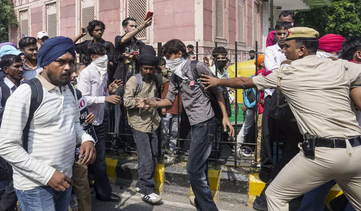 With Jantar Mantar out of reach, Delhi streets become scattered stages for CJP protest With Jantar Mantar out of reach, Delhi streets become scattered stages for CJP protest