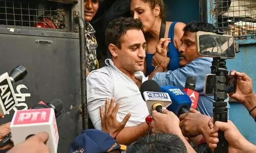 Mumbai Police asks actor Imran Khan to leave India by October 28 over anti-CEC protest Mumbai Police asks actor Imran Khan to leave India by October 28 over anti-CEC protest